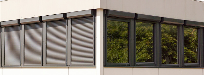 Außenansicht eines Firmengebäudes mit Fenstern und Rolläden der Firma FensterKonzept.